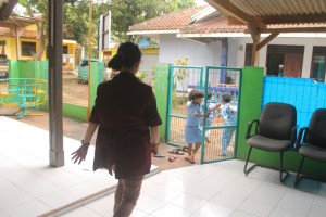 Anak-anak berlarian takut dengan Saya