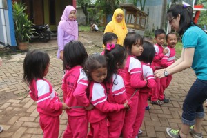 Membantu menyusun barisan