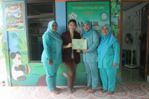 Saya menerima penghargaan dari ibu Imu, ibu Rosi dan Ibu Lin