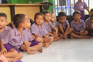 Seluruh anak berkumpul