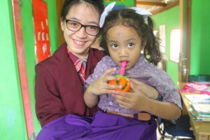 Saya menggendong Kayla (Anak Berkebutuhan Khusus karena autis) 