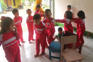 Anak-anak bermain rebutan kursi