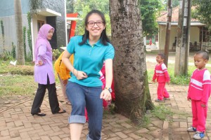 Memimpin barisan anak perempuan
