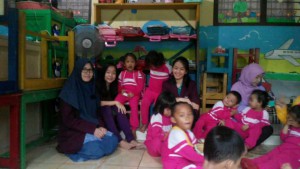 Nadia, Stefany, Ka Tita bersama anak-anak