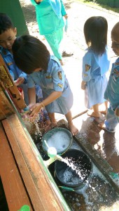 Anak-anak mencuci tangan sebelum makan