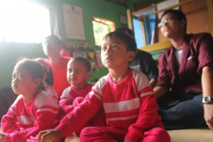 Anak-anak memperhatikan