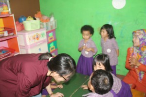 Mencoba menarik perhatian fokus anak-anak